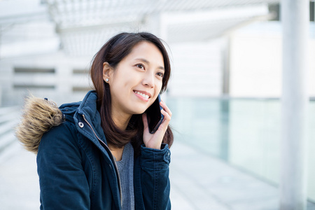 年轻女子在电话上交谈