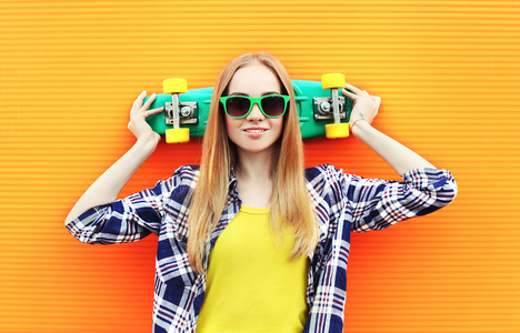 时尚漂亮金发女孩戴着太阳镜，滑板