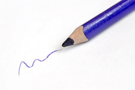 蓝色的铅笔在白色的背景，特写
