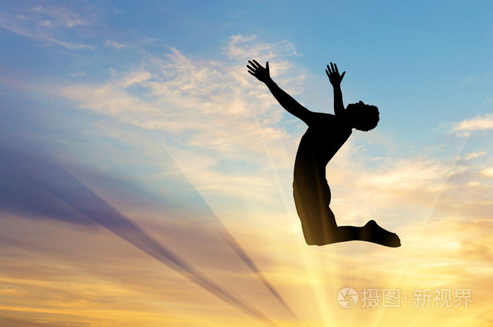 剪影快乐男子跳跃