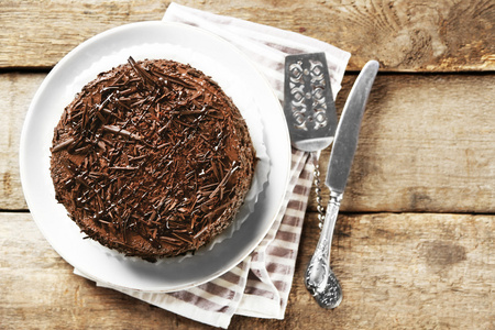 美味的巧克力蛋糕上木制背景