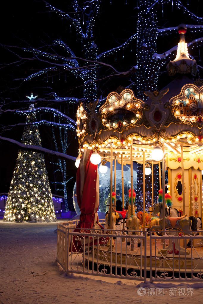 在公园里的旋转木马