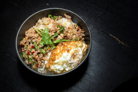 泰国最喜欢的谈论食物猪肉炒米饭和炒蛋