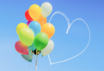 在天空中书写的气球和心脏的缺失背景