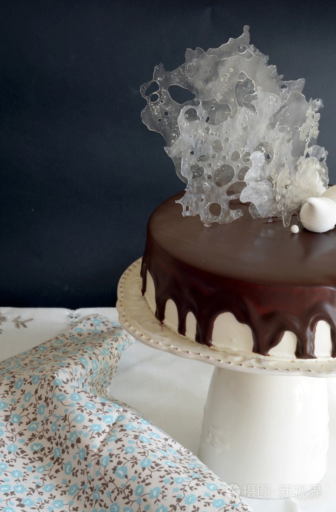空气有巧克力糖衣的蛋奶酥烤蛋糕