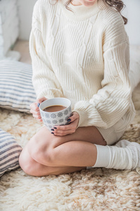 女人与杯热巧克力