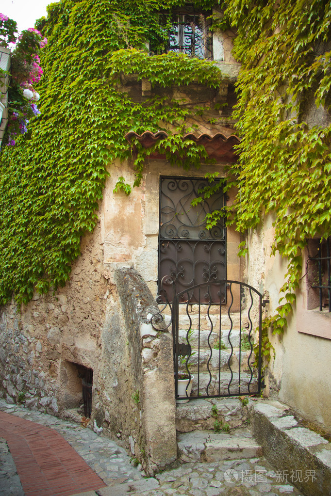 入口的一座老房子