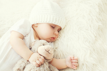 可爱的宝宝睡在家里的白色床上特写