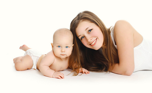 快乐的年轻人笑妈妈和宝宝一起在白色背景上