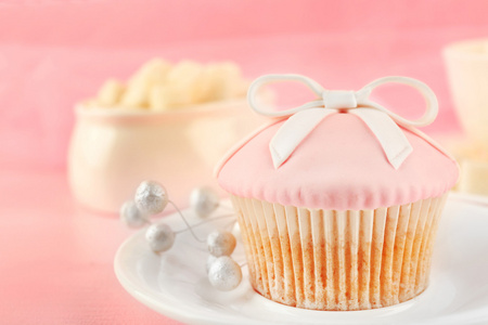 美味的粉色小蛋糕装饰，特写