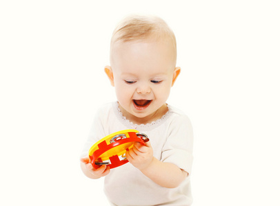 玩玩具在白色背景上的开心微笑宝贝