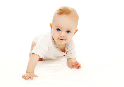 可爱微笑的婴儿爬上一个白色的背景