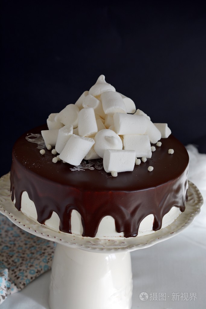空气有巧克力糖衣的蛋奶酥烤蛋糕