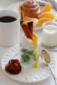 阳光明媚的周日早餐香糕点和自制酸奶
