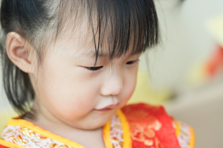 可爱的亚洲小女孩穿着红色中国传统适合