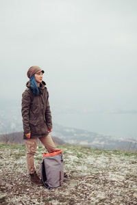 背着背包徒步旅行者女孩