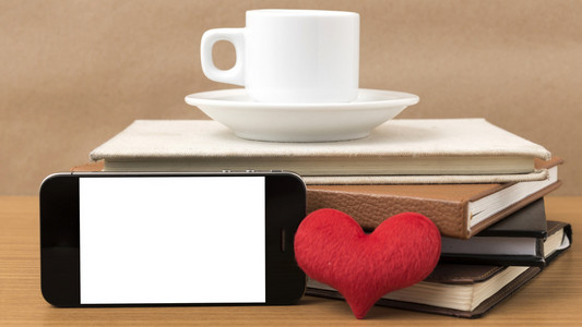 咖啡，电话，堆书和心