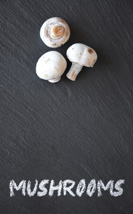 黑色的石板桌上的蘑菇