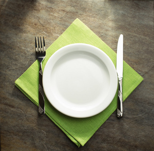 盘，刀，叉在餐巾上