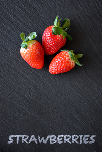 黑色的石板桌上的草莓