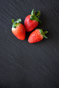 黑色的石板桌上的草莓