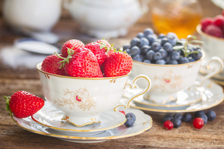 草莓和蓝莓在杯子里