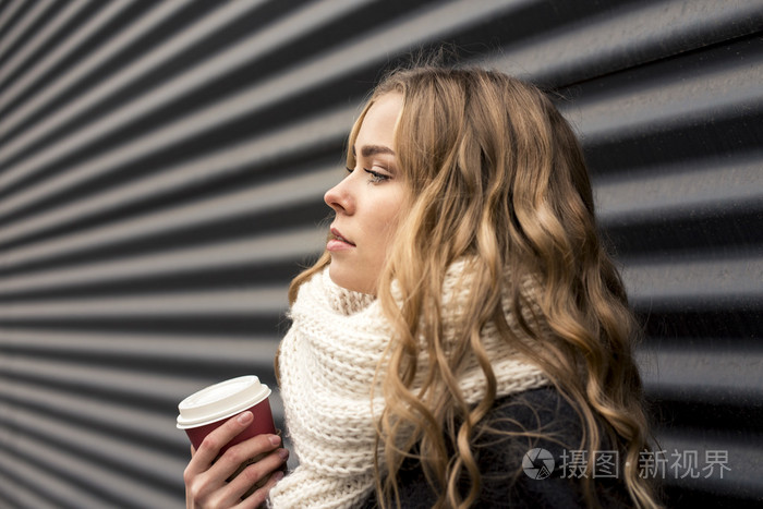 金发女郎，有着黑色的条纹背景上咖啡