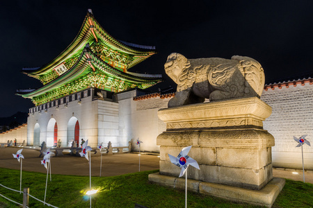 景福宫晚上在韩国首尔，韩国