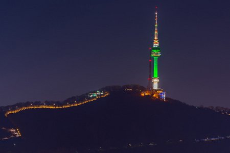 韩国，首尔塔在夜，位于韩国首尔市