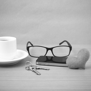 咖啡 手机 眼镜和钥匙