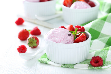 以草莓和覆盆子冰淇淋