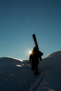 男性在新鲜的雪滑雪坡上阳光明媚的冬日滑雪场在格鲁吉亚