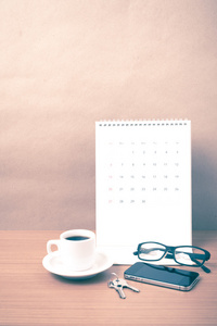 咖啡 手机 眼镜 日历和钥匙