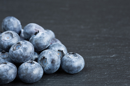 成熟的蓝莓在石板上