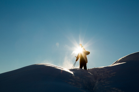 男性在新鲜的雪滑雪坡上阳光明媚的冬日滑雪场在格鲁吉亚