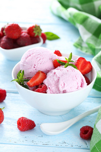 用草莓和覆盆子碗冰淇淋