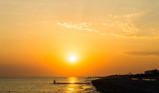 美丽的海日落和海滩