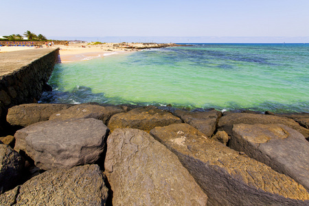 白色海岸在西班牙石水和夏天