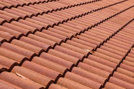 深褐色的瓷砖屋顶风化上建设住宅