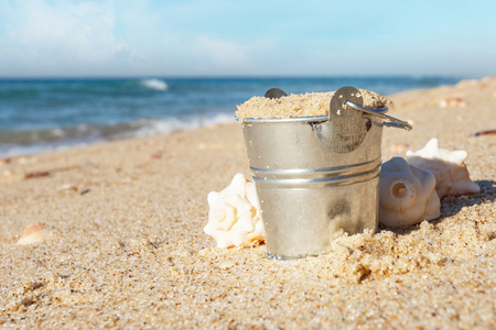 沙滩上的沙子金属桶