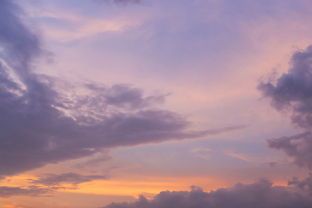 暮光的夕阳天空与五颜六色的云彩背景