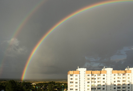 美丽的彩虹在风雨后