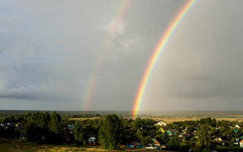 风雨后彩虹美丽的彩虹在风雨后照片