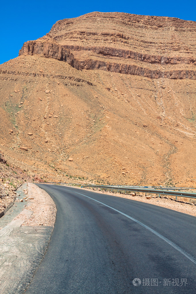 无尽的道路在撒哈拉沙漠与蓝蓝的天空摩洛哥非洲