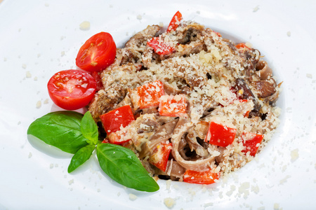 传统的意大利面食，用蘑菇