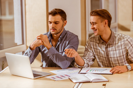 年轻英俊的商人 coworking