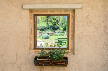 意大利窗口与开放的木制百叶窗