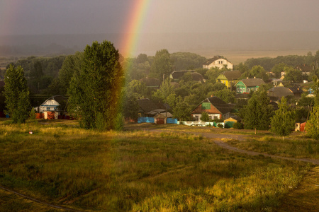 美丽的彩虹在风雨后