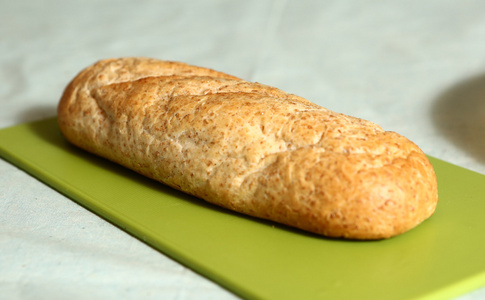 厨具板上的面包
