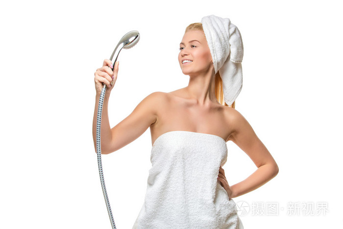 在使用淋浴头的毛巾唱歌的女人